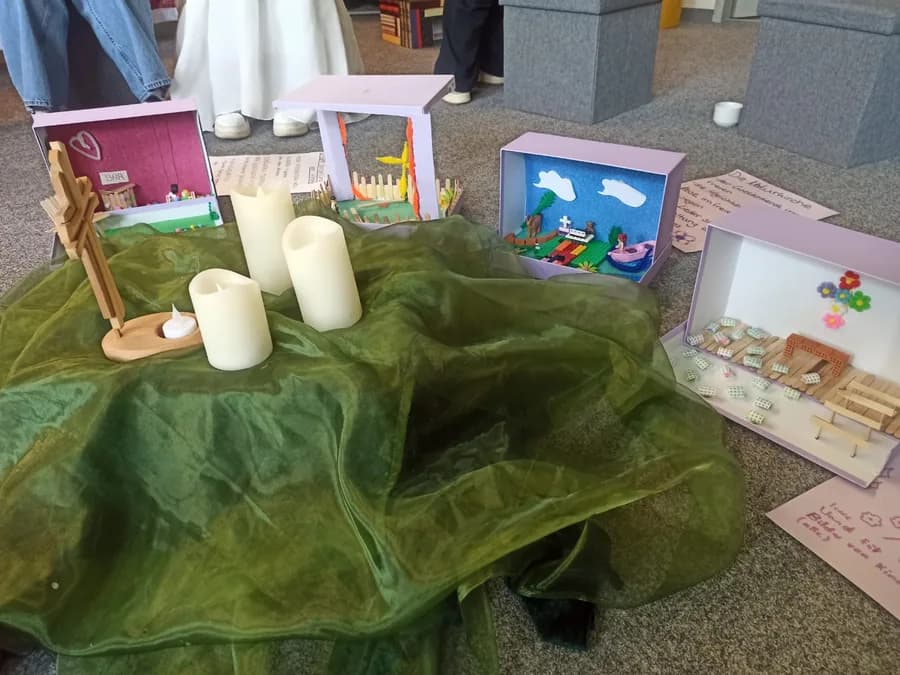 Mehrere Traumkirche-Dioramen der Juleica AG mit Kerzen