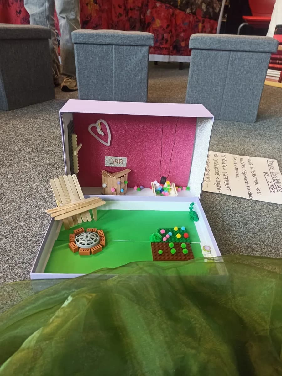Traumkirche-Diorama der Juleica AG mit Garten und Bar