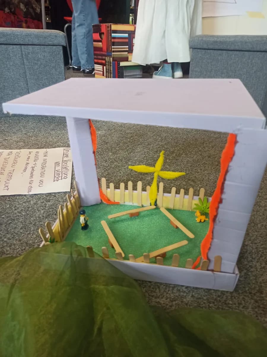 Traumkirche-Diorama der Juleica AG mit Palme und Zaun