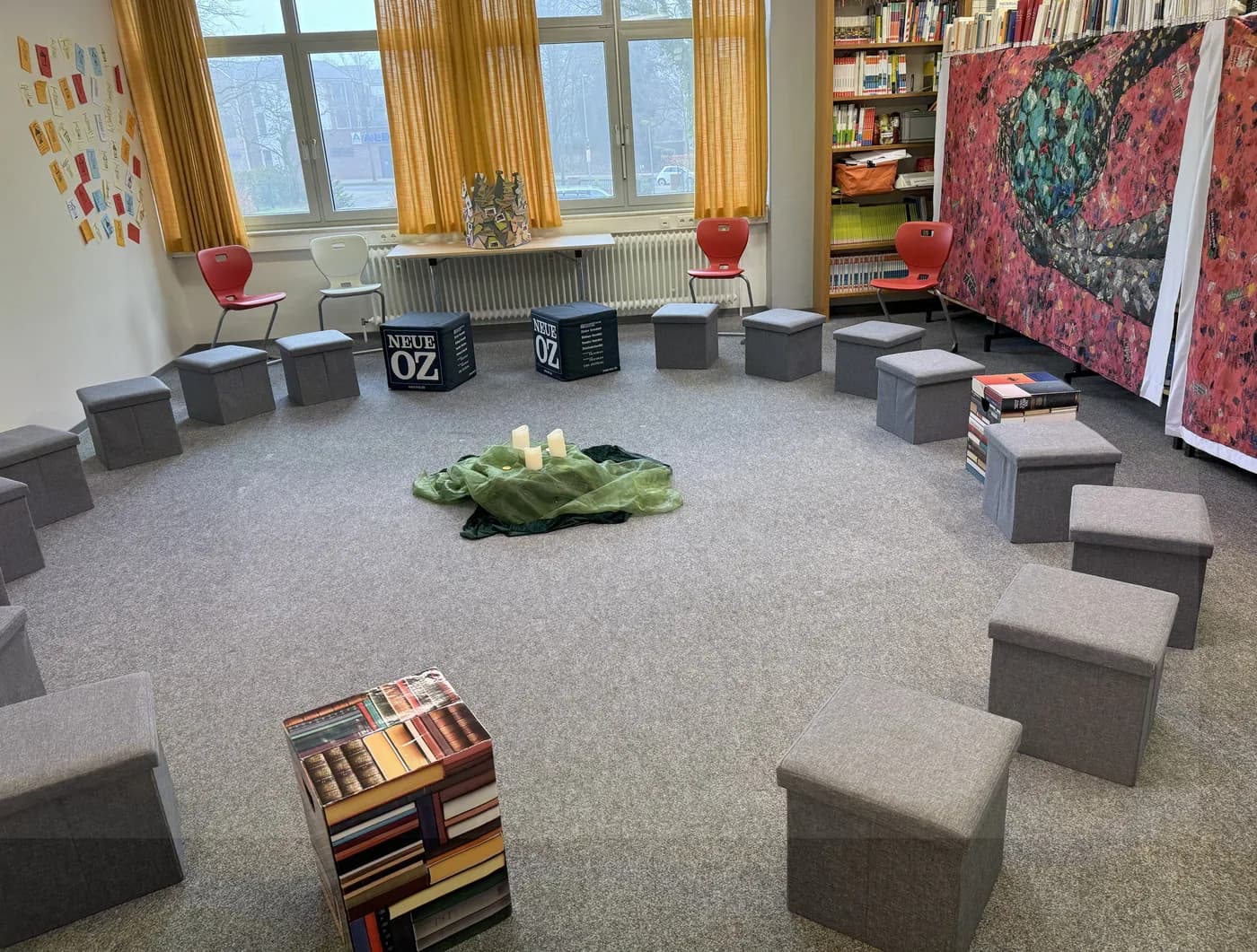 Der Meditationsraum am MG mit Sitzwürfeln im Kreis, neben der Bibliothek