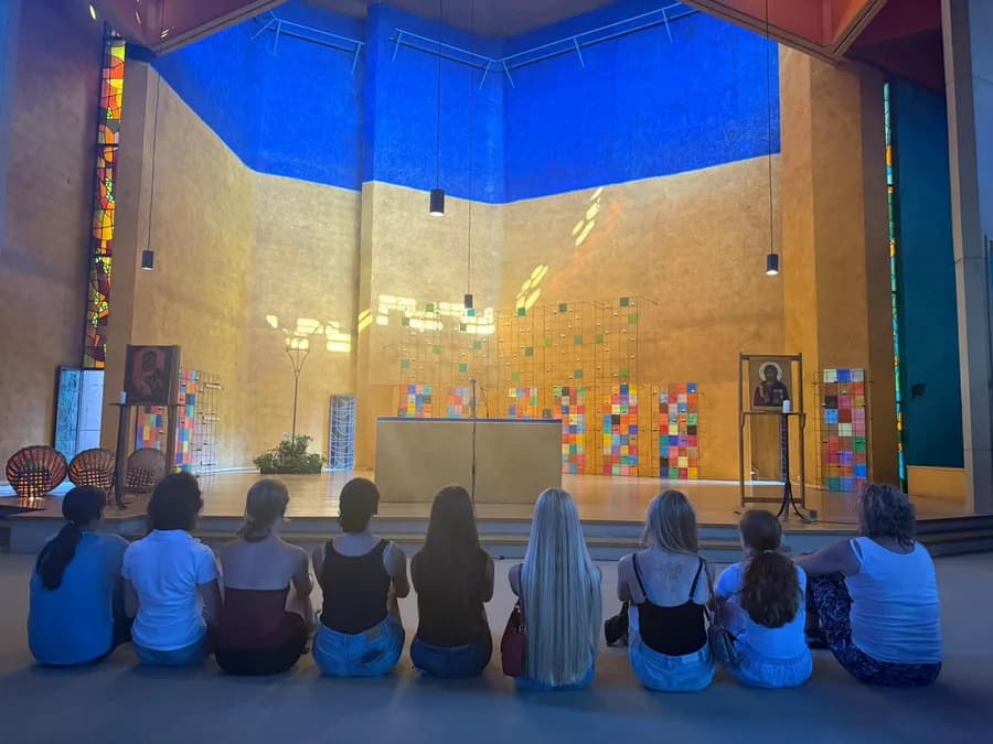 Blick in die Versöhnungskirche in Taizé während des Gebets