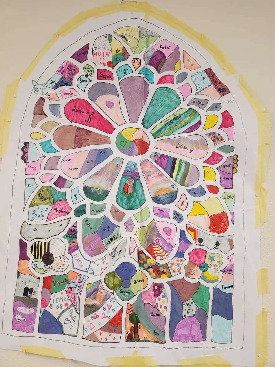 Gemeinsam gestaltetes Kirchenfenster-Motiv an der Schulpastoralwand