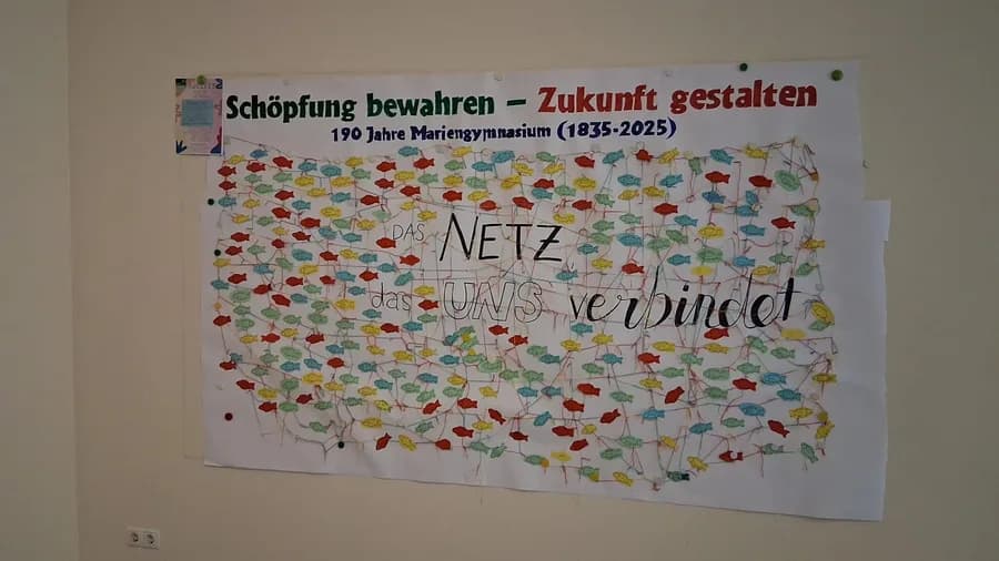 Wandgestaltung „Das Netz, das uns verbindet“ zu 190 Jahre Mariengymnasium