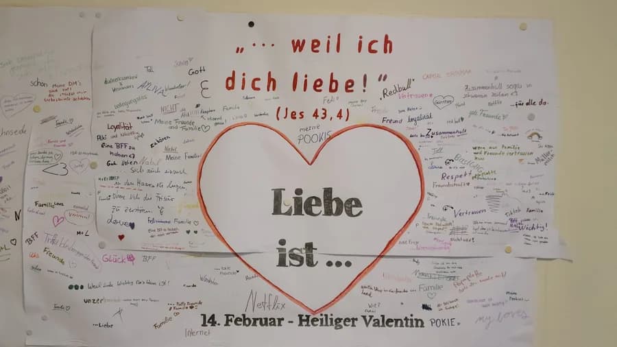 Wandgestaltung zum Valentinstag mit Herz-Motiv